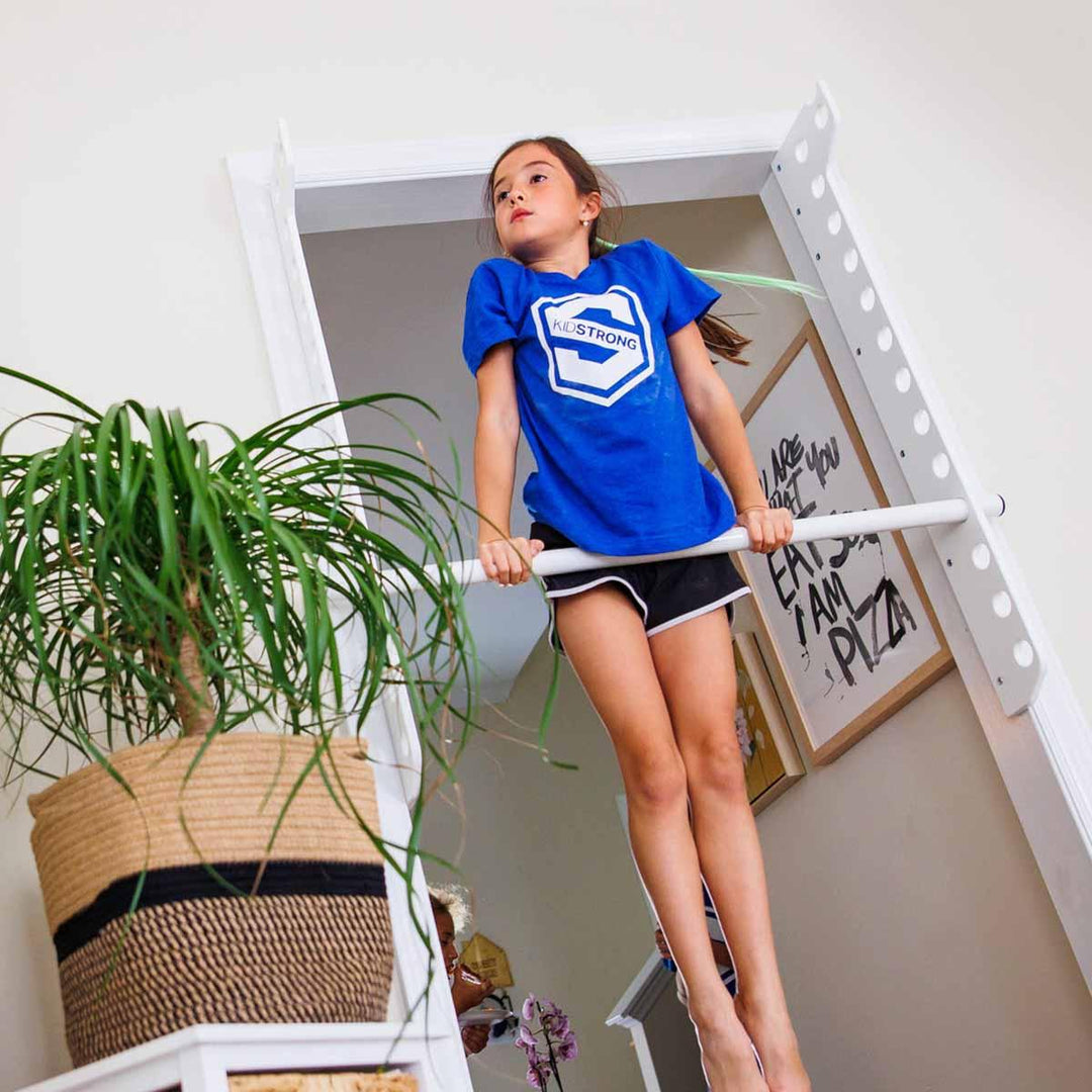 Fotografia do Stock: Young Girl doing exercises on ladder barrel